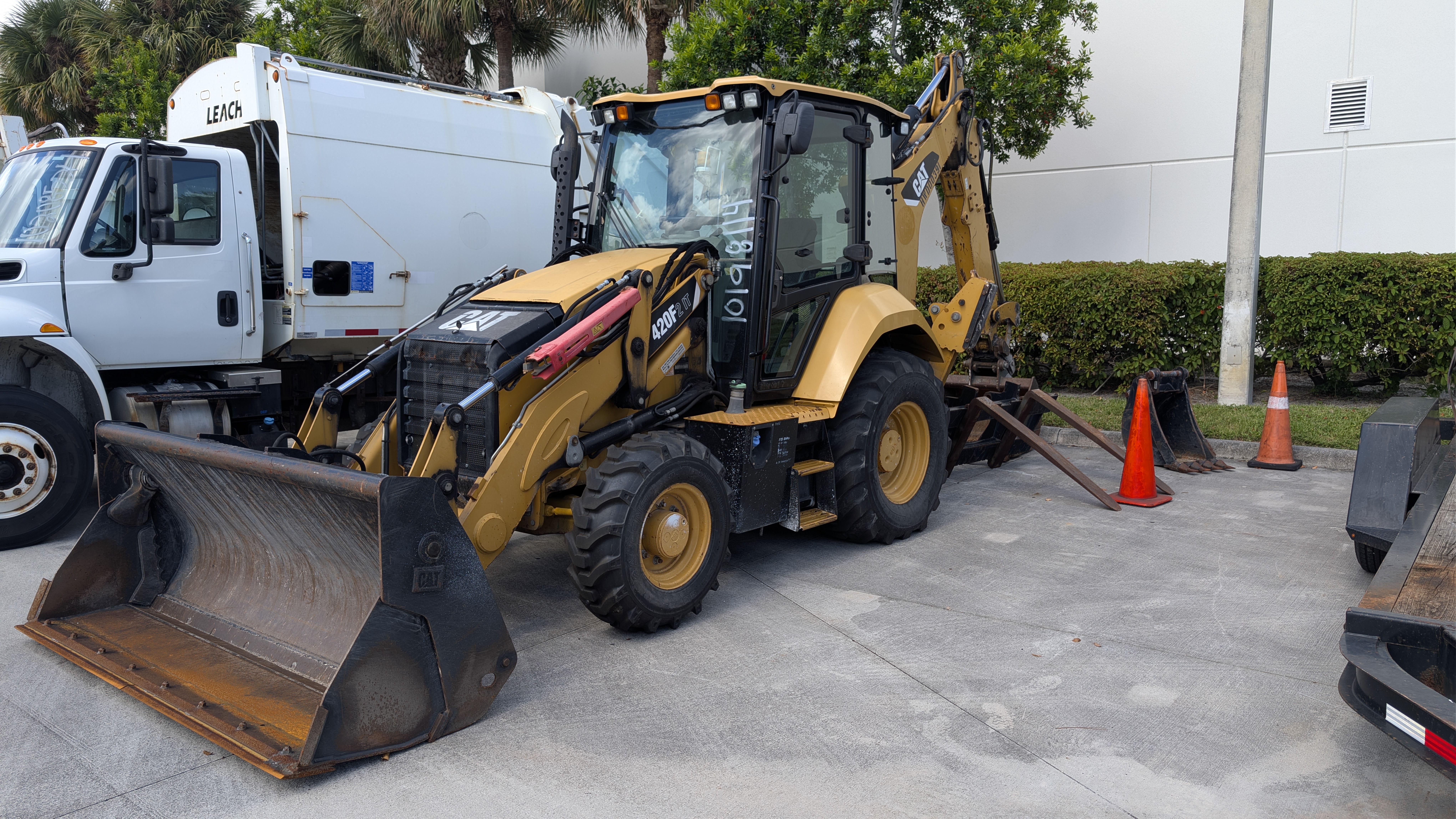 2015 CATEPILLAR 420F2IT BACKHOE WITH ATTACHMENTS