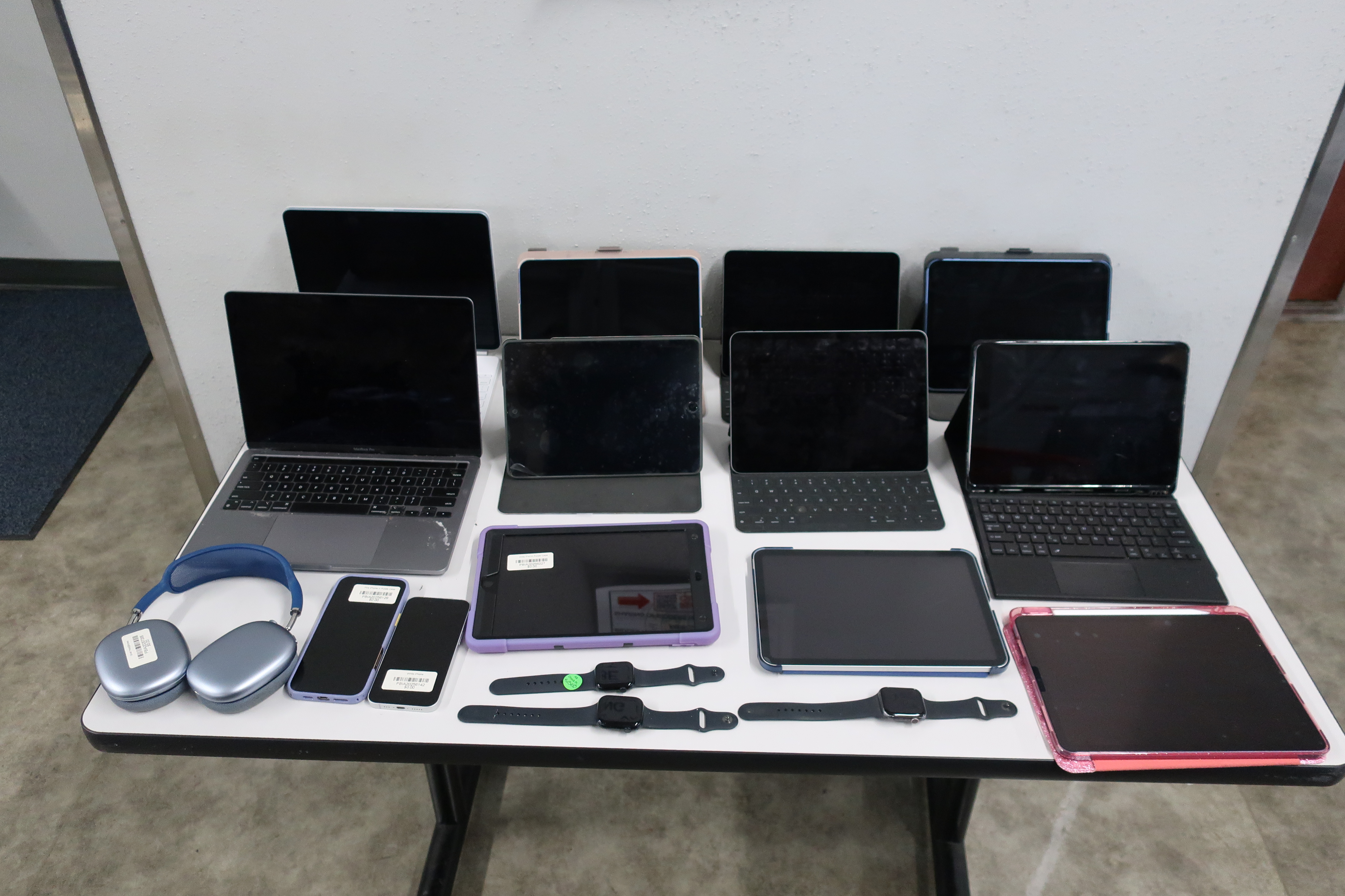 LOT OF VARIOUS APPLE COMPUTERS, TABLETS, CELL PHONES, WATCHES & OTHER MISCELLANEOUS DEVICES