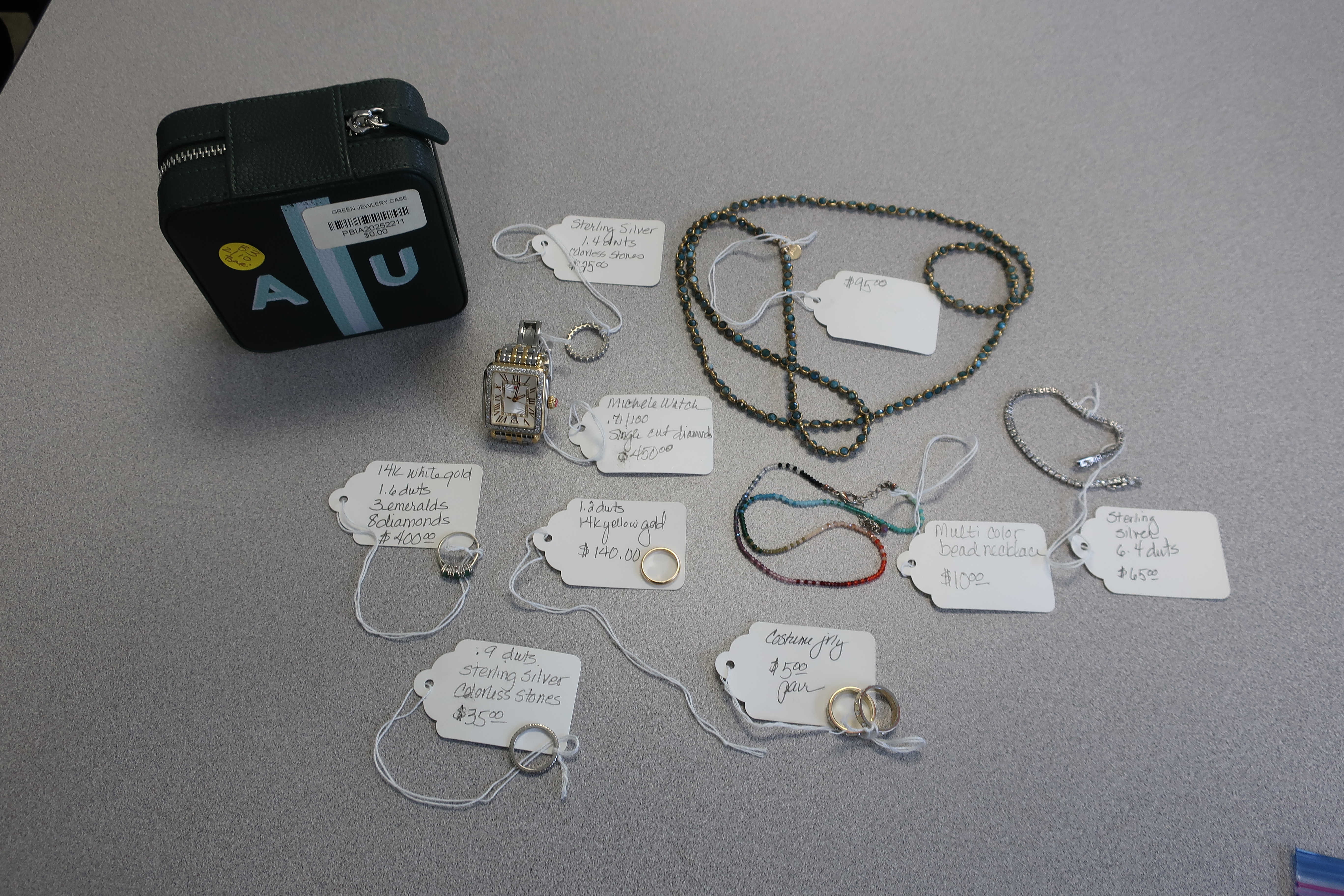 LOT OF VARIOUS PIECES OF JEWELRY, WATCHES & OTHER ACCESSORIES