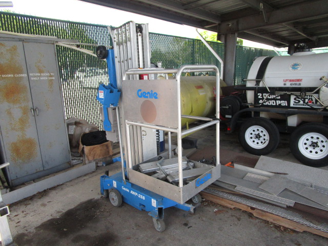 2016 GENIE AWP25S PLATFORM LIFT